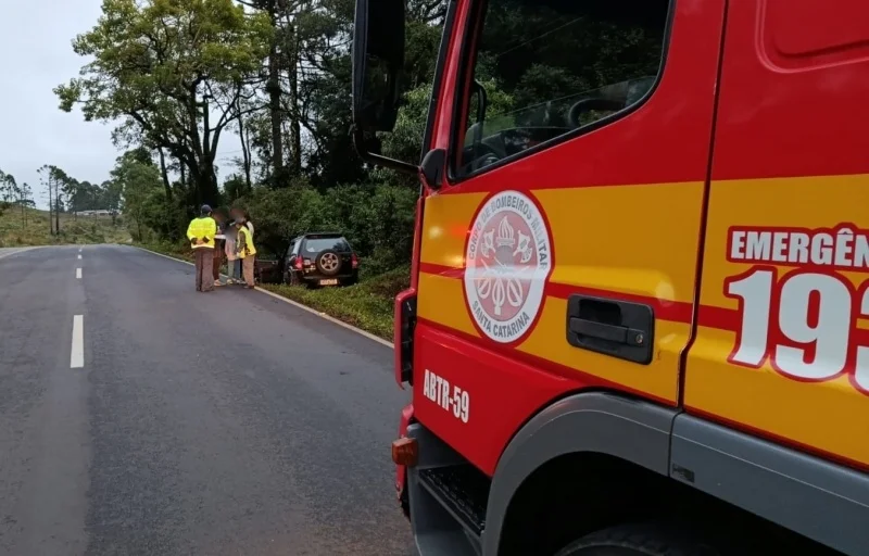 Família de Herval d’Oeste escapa ilesa após EcoSport sair da pista na SC-350